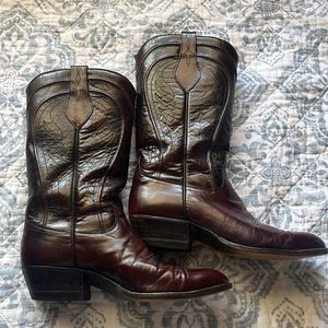 Beautiful vintage Dark Plum/Cherry Dan Post boots